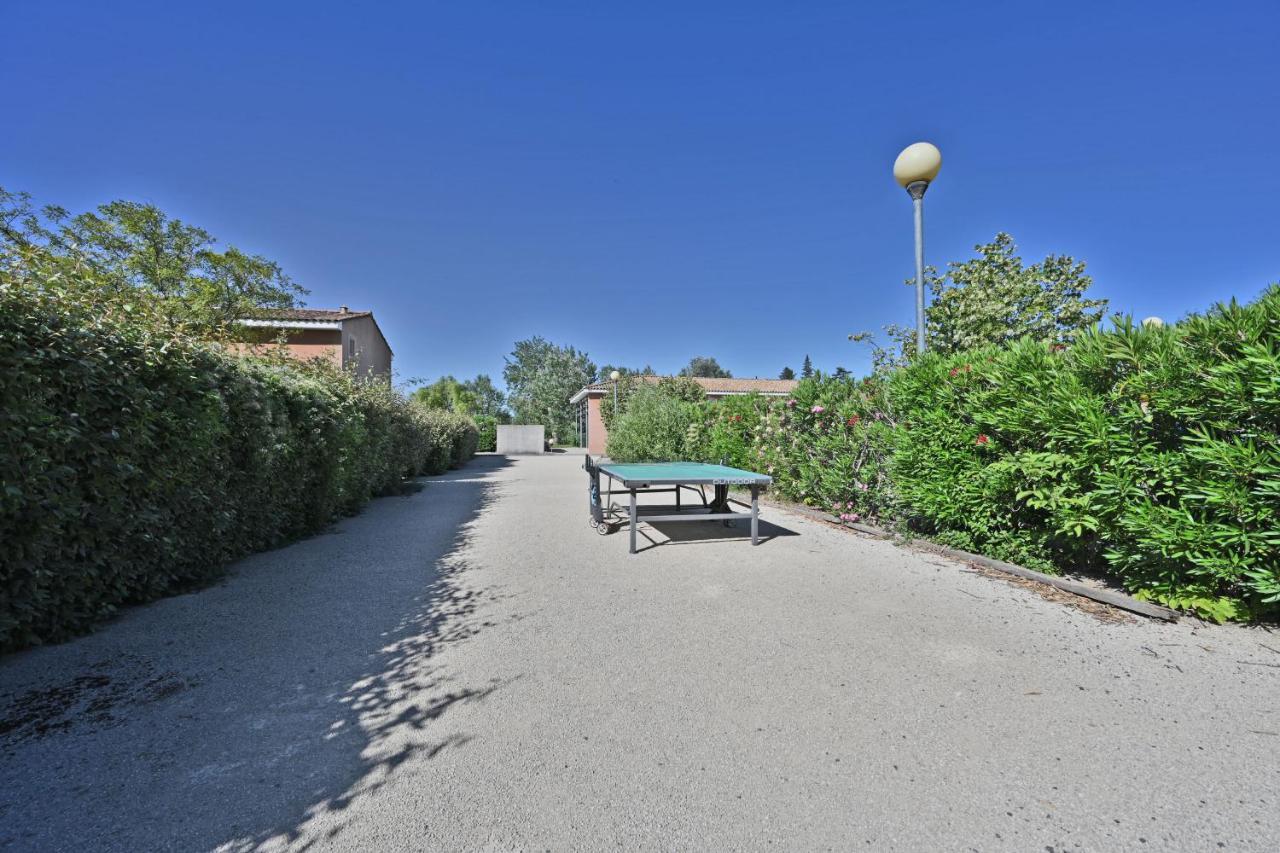 Le Petit Bonheur - Place Parking Privee - Clim - Terrasse - Piscine Partagee - Proche Parc Spirou Saint-Saturnin-les-Avignon Luaran gambar
